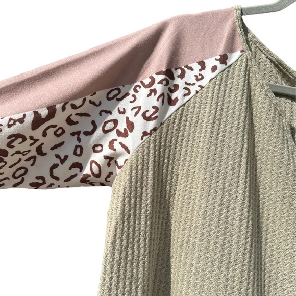 Leopard Sage Green Waffle V-neck Long Sleeve Top Size Large Casual - Picture 2 of 6